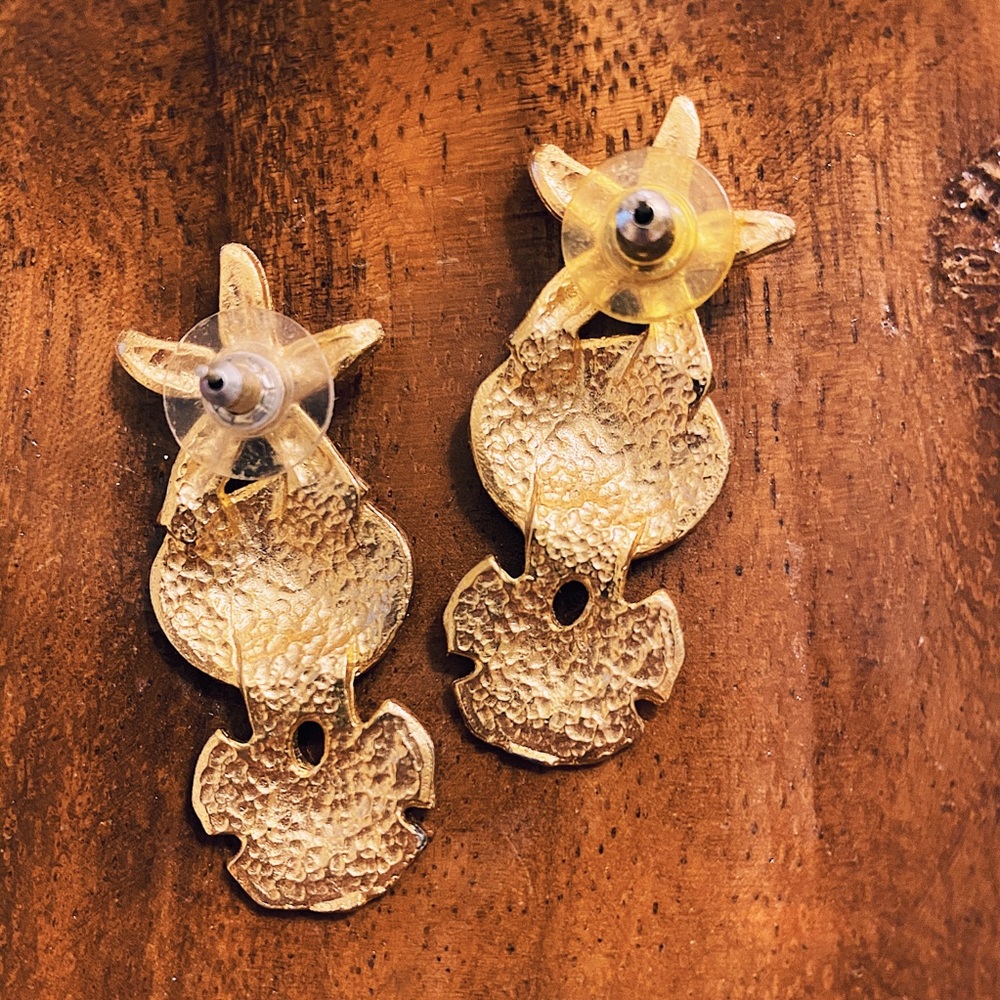 Vintage Shell Earrings - Single pair only - Picture 3 of 5